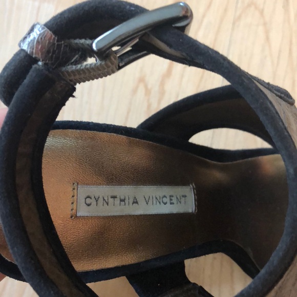 Cynthia Vincent metallic pewter & Black  heels - Picture 4 of 6